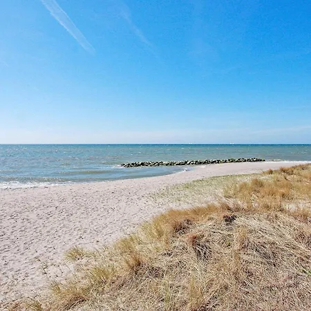 5 Person In Rodby-by Traum